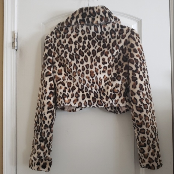 ♻️Wet Seal Faux Fur Leopard Print Crop Top Jacket/Vest size Small - Picture 7 of 13